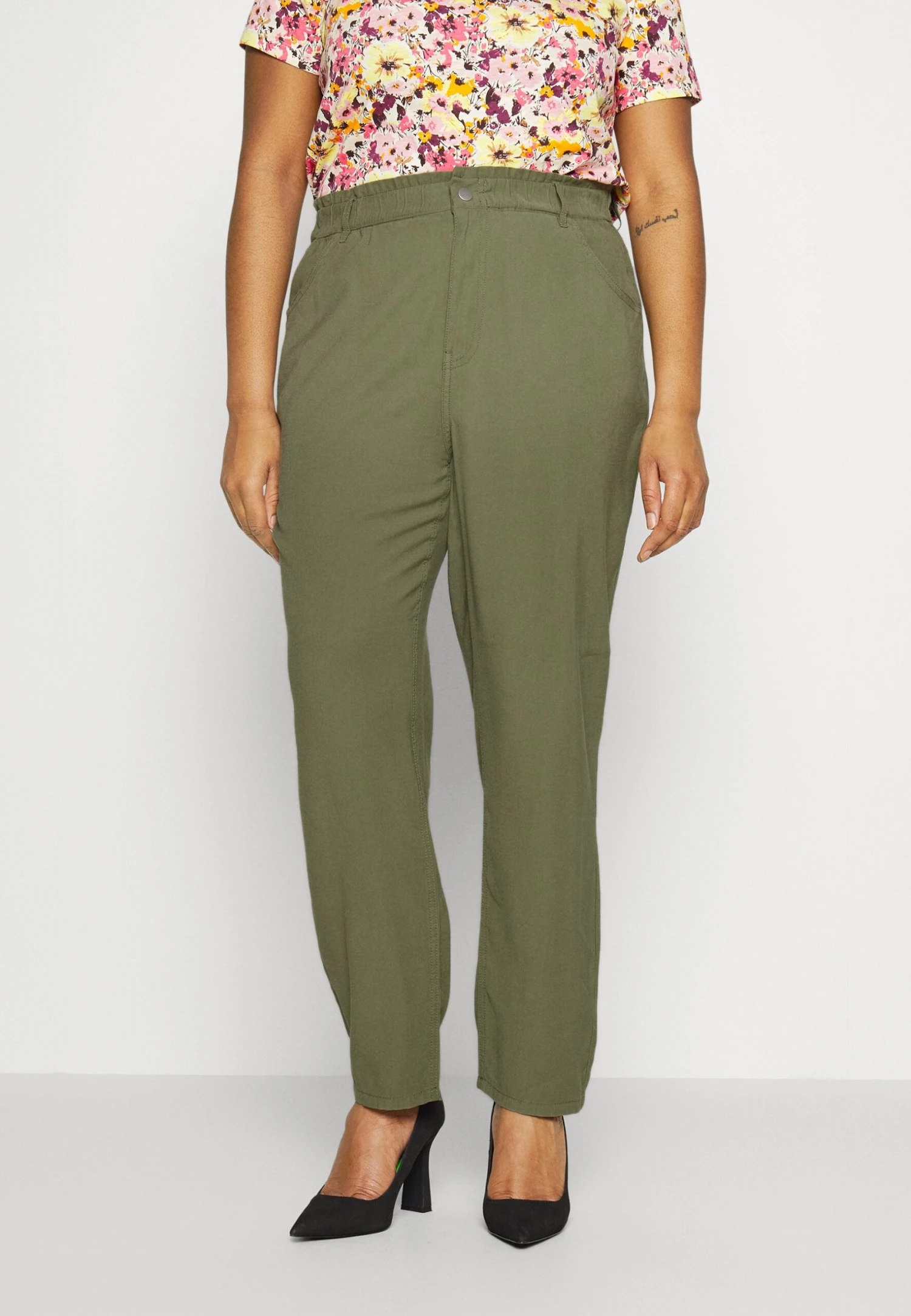 ONLY CARMAKOMA Carova Caro Life Carrot - Broek - Four Leaf Clover 3 ONLY CARMAKOMA Carova Caro Life Carrot - Broek - Four Leaf Clover