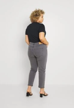 ONLY CARMAKOMA Careneda Mom Ankle - Relaxed Fit Jeans - Medium Grey Denim -ONLY Winkel 11baa912e5354d29a85d3ba03c508784