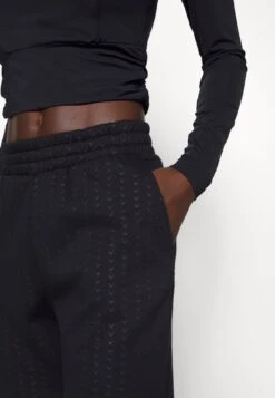 Only Play Onpomran- Trainingsbroek - Black -ONLY Winkel 1554f54f5d4245d3bdf657a8abbeddb4