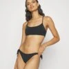 ONLY Onlsusan 2 Pack- Bikinitop - Black/Cloud Dancer -ONLY Winkel 267add7f7ba642cca1329b07303bca37