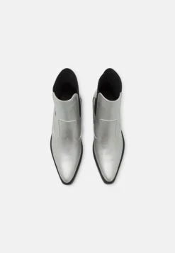 ONLY Shoes Onlbronco Short - Cowboy-/Bikerlaarsjes - Silver 13 ONLY Shoes Onlbronco Short - Cowboy-/Bikerlaarsjes - Silver -ONLY Winkel 31d902344ec24492bc71df85ea8b4e4f