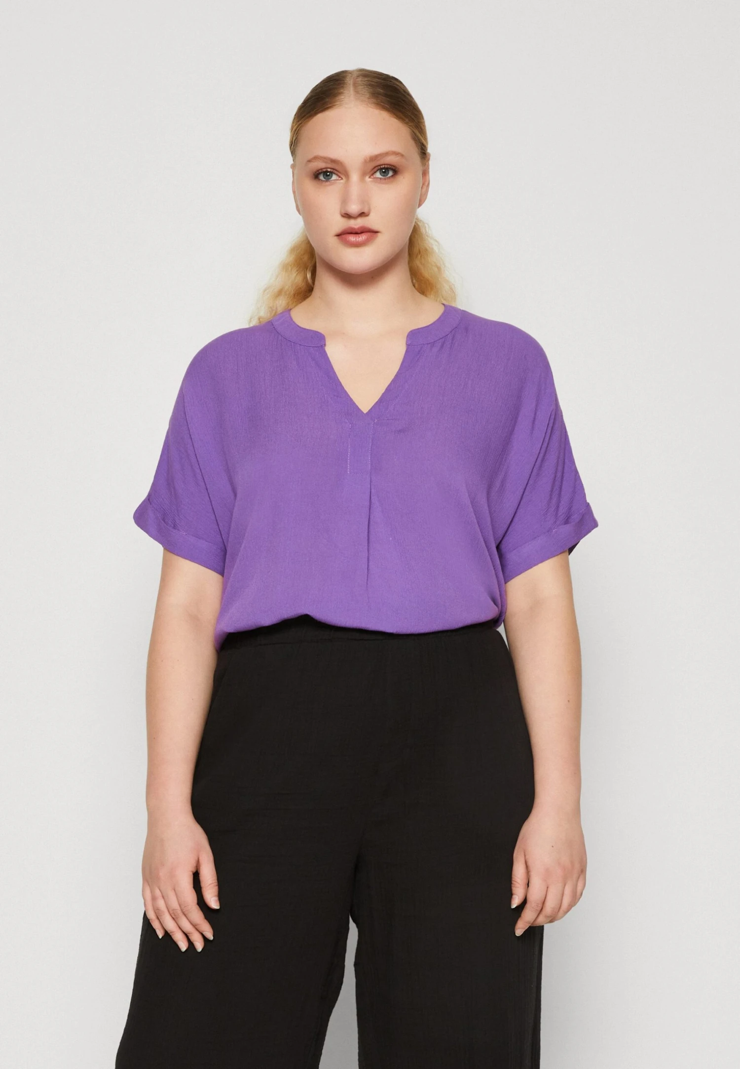 ONLY CARMAKOMA Carmio May V Neck Solid - T-Shirt Basic - Royal Lilac 3 ONLY CARMAKOMA Carmio May V Neck Solid - T-Shirt Basic - Royal Lilac