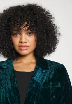 ONLY CARMAKOMA Carmanya Velvet- Blazer - Ponderosa Pine -ONLY Winkel 54341fc3a8ca4f1381b727c876681003