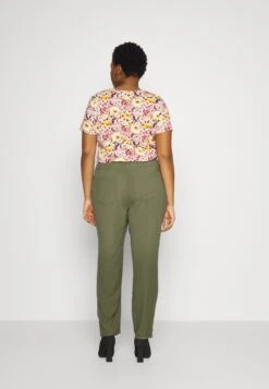 ONLY CARMAKOMA Carova Caro Life Carrot - Broek - Four Leaf Clover 9 ONLY CARMAKOMA Carova Caro Life Carrot - Broek - Four Leaf Clover -ONLY Winkel 54413ae845cd45668424155241a26ad1