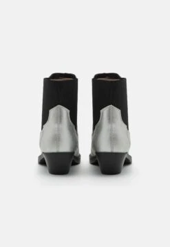 ONLY Shoes Onlbronco Short - Cowboy-/Bikerlaarsjes - Silver 11 ONLY Shoes Onlbronco Short - Cowboy-/Bikerlaarsjes - Silver -ONLY Winkel 7198de6d96044c508a8072cb2a1e8e2b