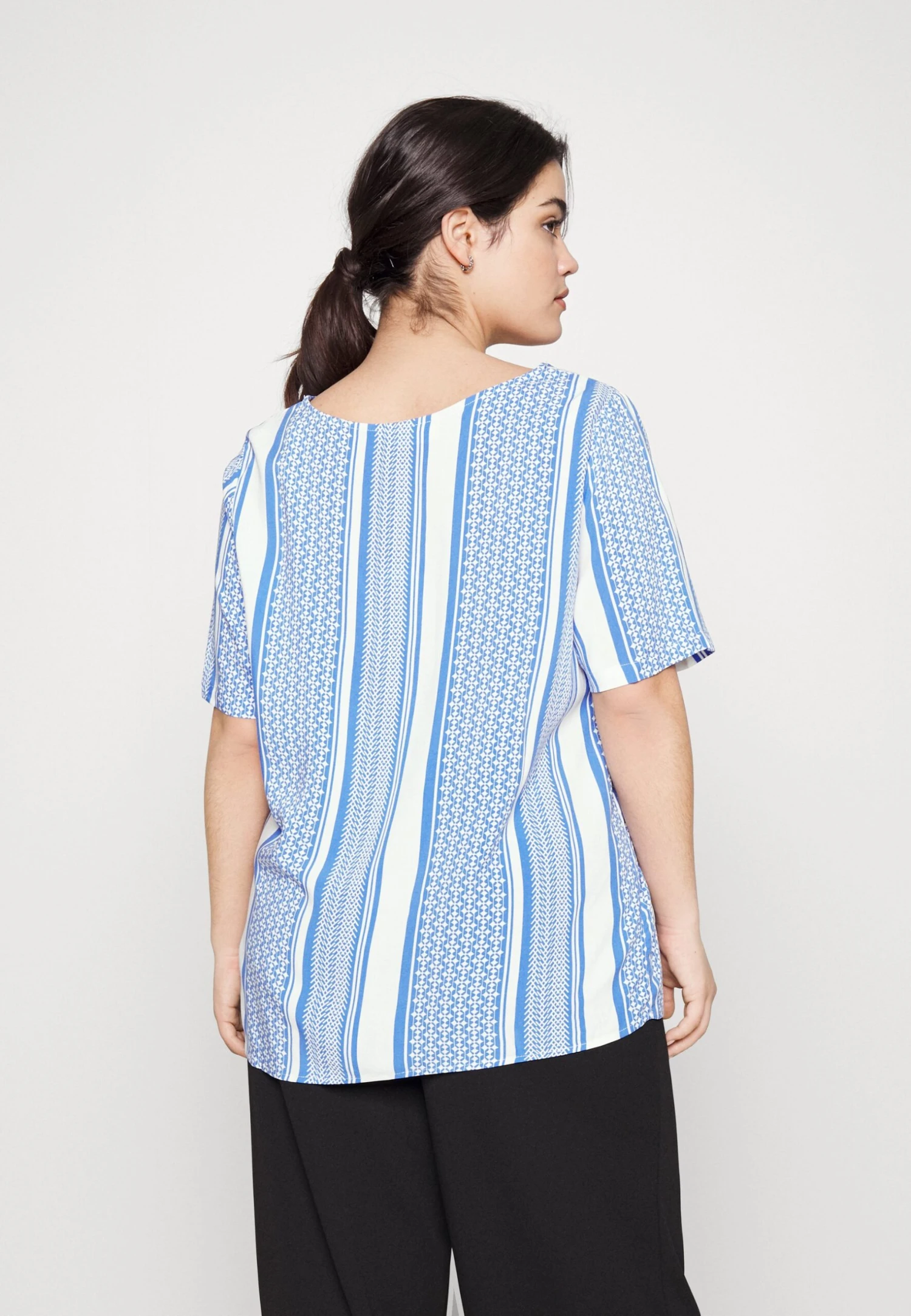 ONLY CARMAKOMA Carmarrakesh Top V Neck- T-Shirt Print - Ultramarine/W. Cloud Dancer 5 ONLY CARMAKOMA Carmarrakesh Top V Neck- T-Shirt Print - Ultramarine/W. Cloud Dancer - Afbeelding 3