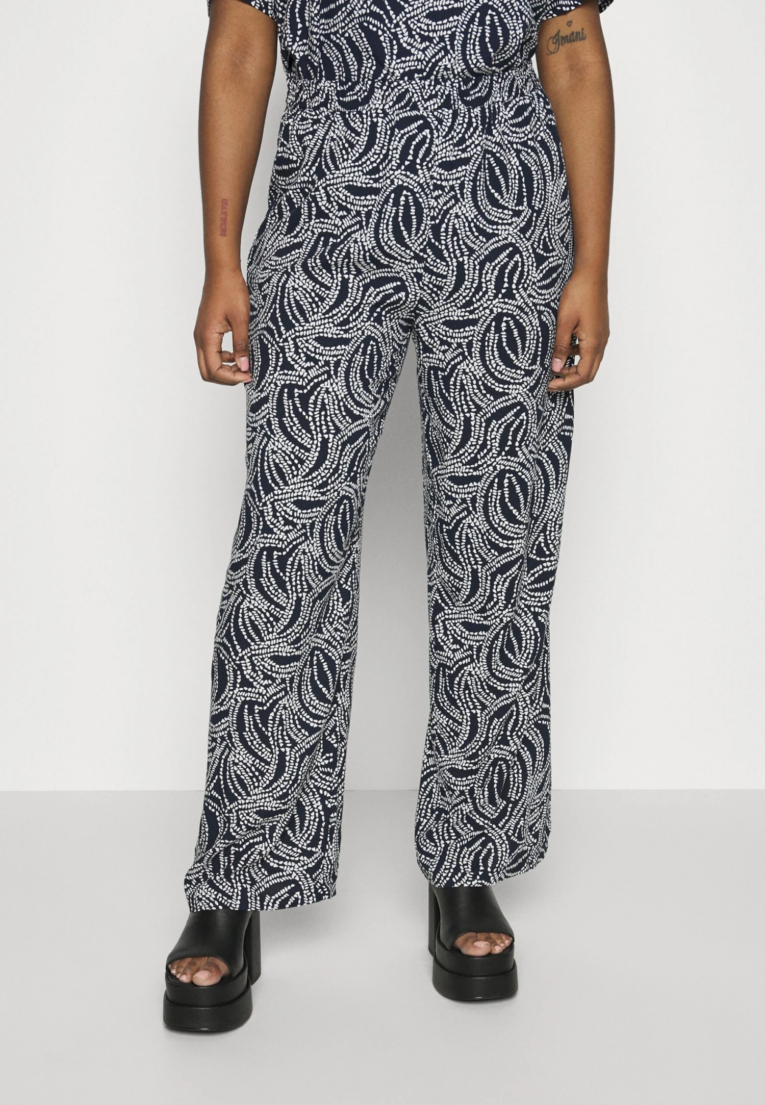 ONLY CARMAKOMA Carnova Lolli Life Wide Pant - Broek - Evening Blue/Graphica 3 ONLY CARMAKOMA Carnova Lolli Life Wide Pant - Broek - Evening Blue/Graphica