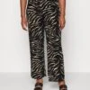 ONLY CARMAKOMA Carnova Lolli Life Wide Pant - Broek - Black W Wild Zebra 2 ONLY CARMAKOMA Carnova Lolli Life Wide Pant - Broek - Black W Wild Zebra -ONLY Winkel 945e55ec373149e2ac3f344c21170a0c