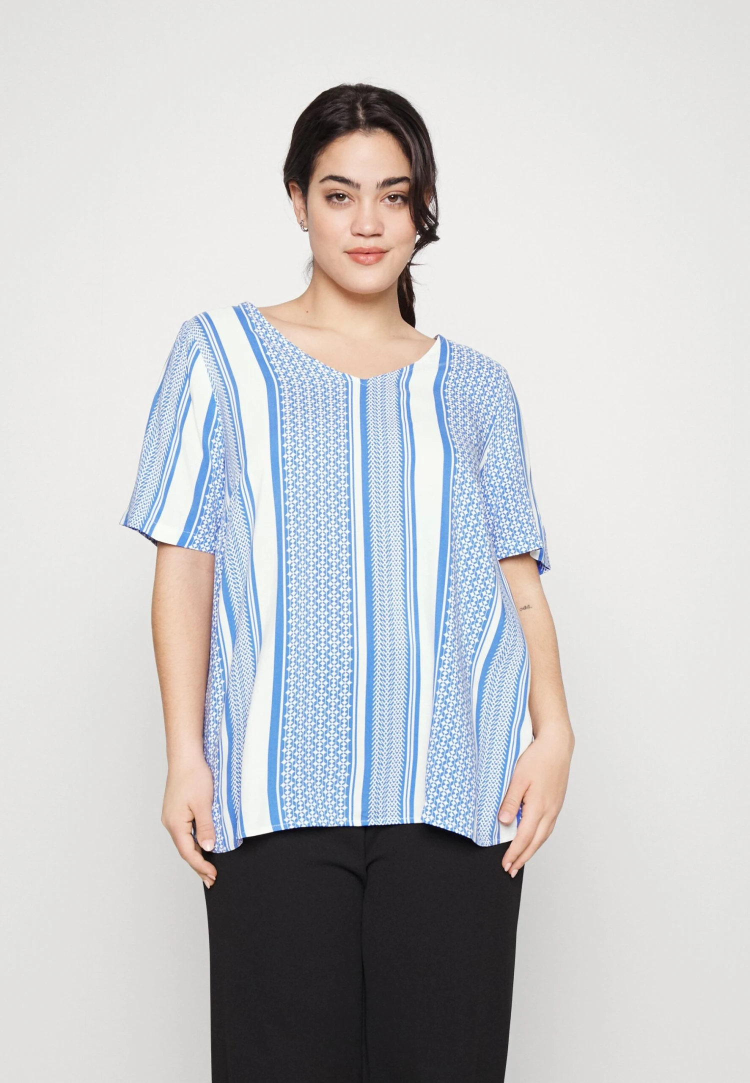 ONLY CARMAKOMA Carmarrakesh Top V Neck- T-Shirt Print - Ultramarine/W. Cloud Dancer 3 ONLY CARMAKOMA Carmarrakesh Top V Neck- T-Shirt Print - Ultramarine/W. Cloud Dancer