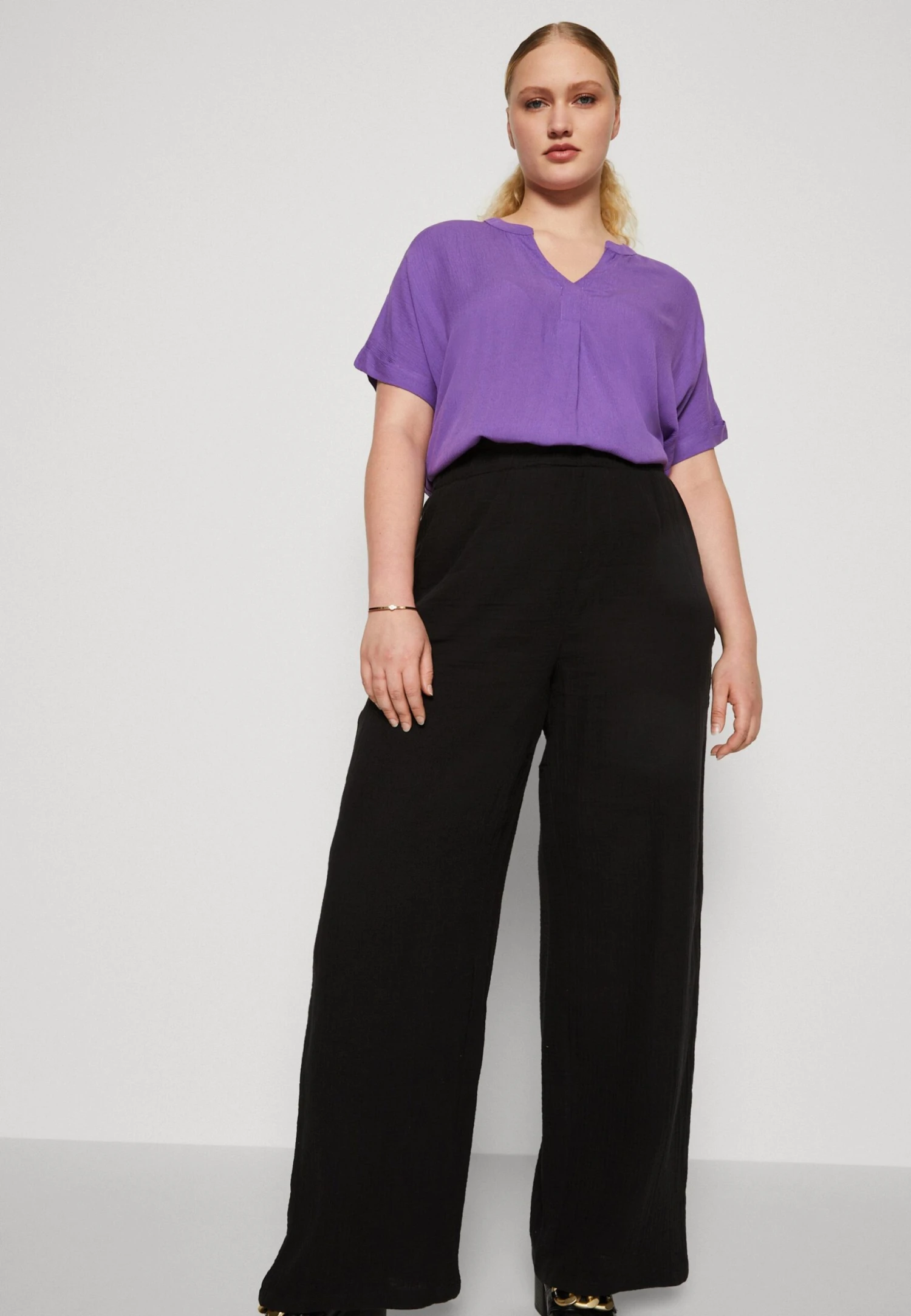 ONLY CARMAKOMA Carmio May V Neck Solid - T-Shirt Basic - Royal Lilac 6 ONLY CARMAKOMA Carmio May V Neck Solid - T-Shirt Basic - Royal Lilac - Afbeelding 4