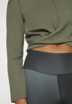 Only Play Onpstina Crop - Sweater - Dusty Olive -ONLY Winkel ae0121a96817405b8c9d346f9b596a97