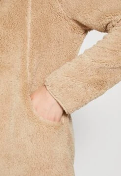 ONLY Onlcontact Hood Sherpa Coat - Lichte Jas - Humus 13 ONLY Onlcontact Hood Sherpa Coat - Lichte Jas - Humus -ONLY Winkel ee1f743064a0426facf27c6a0d0dc771