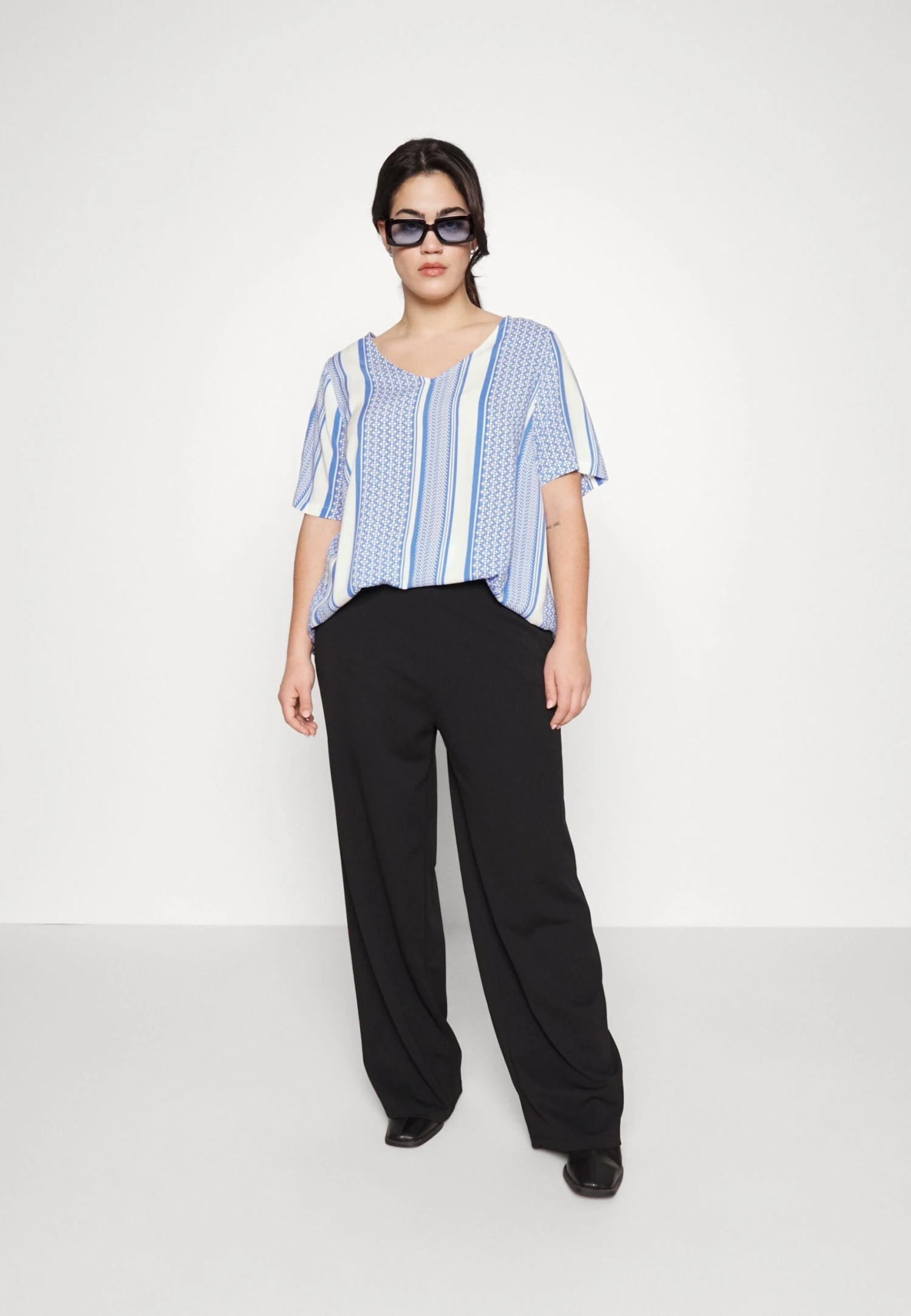 ONLY CARMAKOMA Carmarrakesh Top V Neck- T-Shirt Print - Ultramarine/W. Cloud Dancer 4 ONLY CARMAKOMA Carmarrakesh Top V Neck- T-Shirt Print - Ultramarine/W. Cloud Dancer - Afbeelding 2