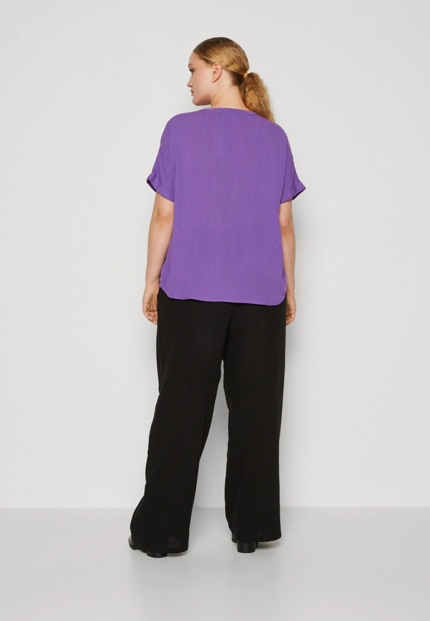 ONLY CARMAKOMA Carmio May V Neck Solid - T-Shirt Basic - Royal Lilac 5 ONLY CARMAKOMA Carmio May V Neck Solid - T-Shirt Basic - Royal Lilac - Afbeelding 3