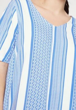 ONLY CARMAKOMA Carmarrakesh Top V Neck- T-Shirt Print - Ultramarine/W. Cloud Dancer 11 ONLY CARMAKOMA Carmarrakesh Top V Neck- T-Shirt Print - Ultramarine/W. Cloud Dancer -ONLY Winkel fe8d51f34797432aa2d3f036a2ef6e4b