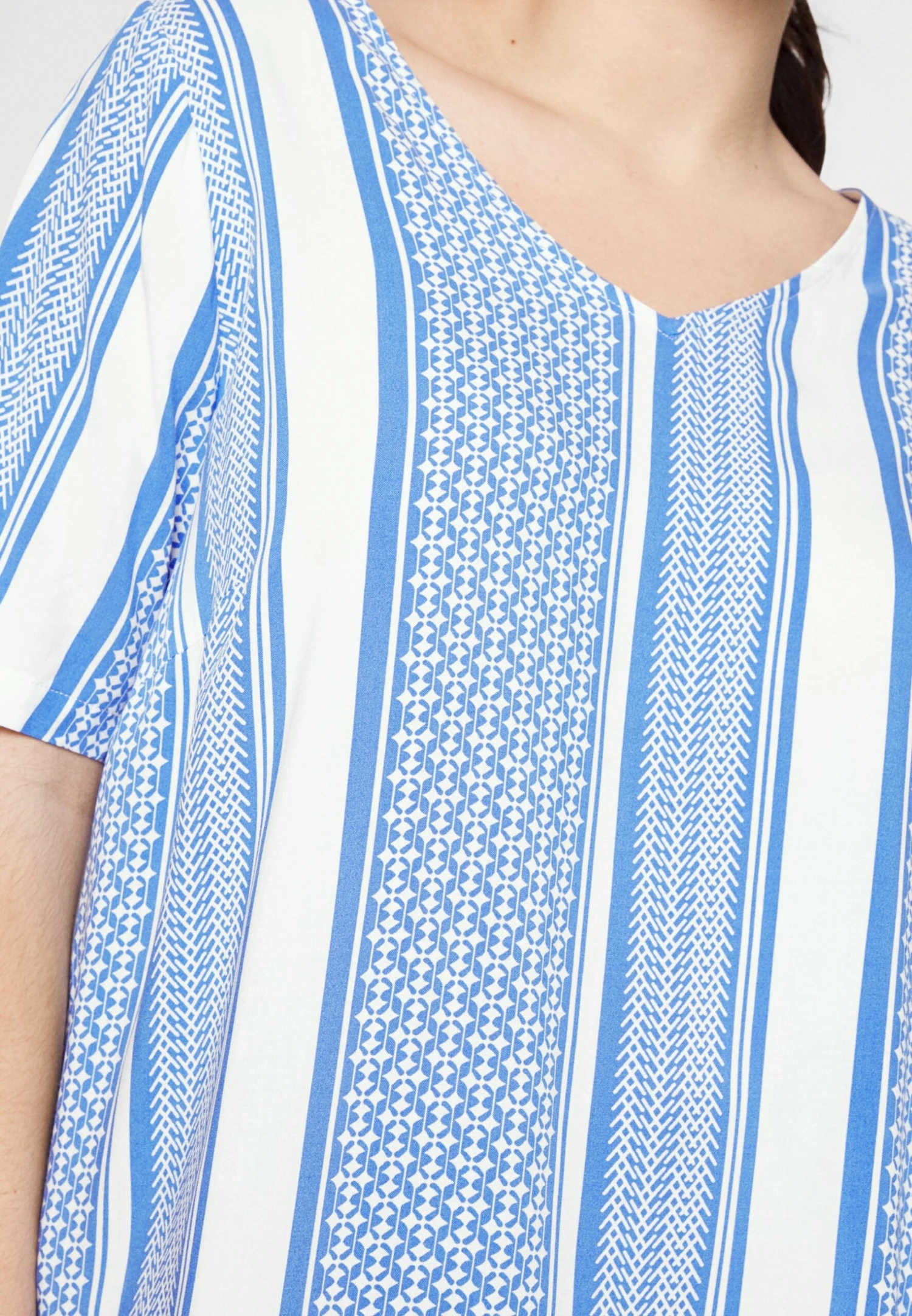 ONLY CARMAKOMA Carmarrakesh Top V Neck- T-Shirt Print - Ultramarine/W. Cloud Dancer 7 ONLY CARMAKOMA Carmarrakesh Top V Neck- T-Shirt Print - Ultramarine/W. Cloud Dancer - Afbeelding 5